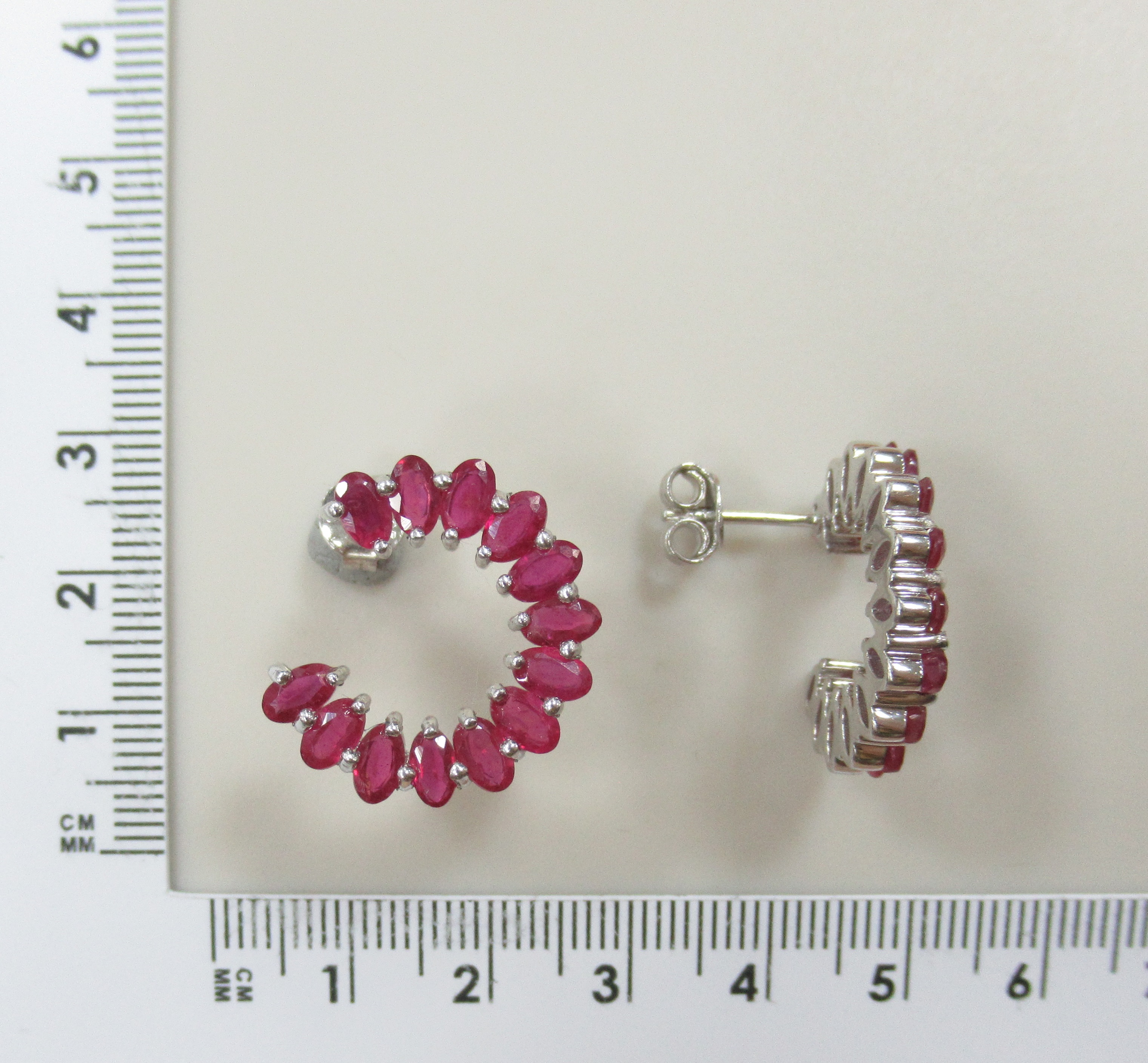 Серебряные серьги-пусеты с рубинами